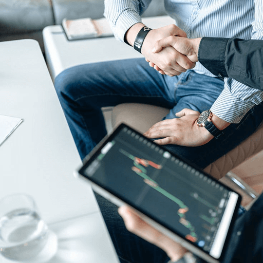 Finoria echipa de experți în cripto-investiții